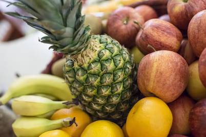 Große Obstauswahl an Bananen, Orangen, Äpfeln und Ananas