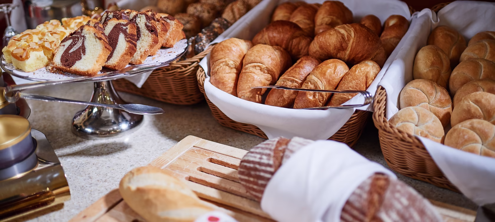 große Auswahl an verschiedenen Brotarten, Croissants und Kuchen