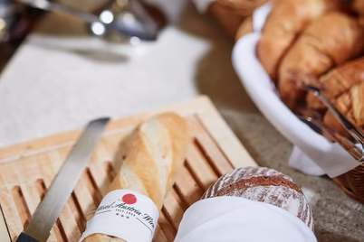 große Auswahl an verschiedenen Brotsorten, Croissants und Kuchen