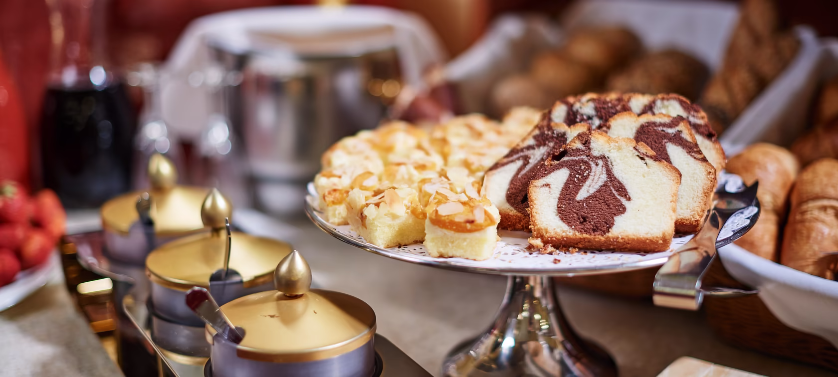 Frühstücks Tablet mit Marmorkuchen und kleinen süßen Häppchen 